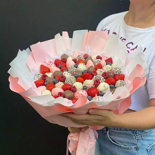Букет из клубники в шоколаде розовый арт. mb00001