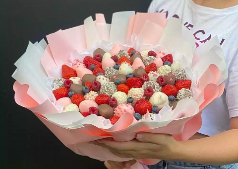 Розовый букет клубники в шоколаде