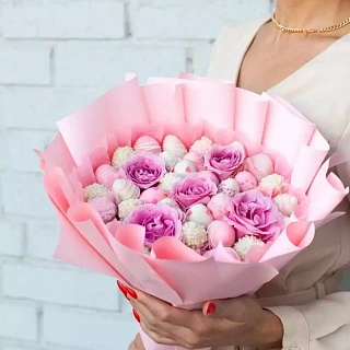 Букет из клубники в шоколаде с розами арт. mb00027