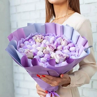 Букет из клубники в шоколаде с розами фиолетовый арт. mb00005