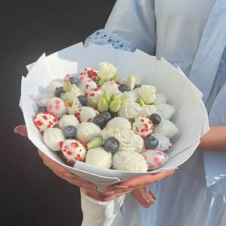 Букет из клубники в шоколаде с эустомой арт. mb00017