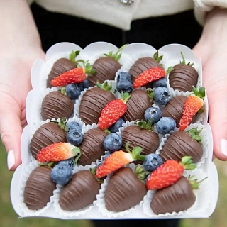 Коробочка с клубникой в шоколаде Classic Chocolate со свежими ягодами 12 — 16 шт. арт. mb00043