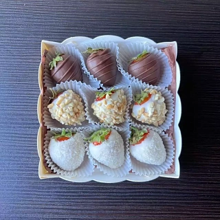Коробочка с клубникой в шоколаде 9 шт арт. mb00019