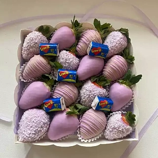 Коробочка с клубникой в шоколаде Love is фиолетовый 12 — 16 шт. арт. mb00002
